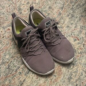 Nike Women’s Gray Sneakers Size 8